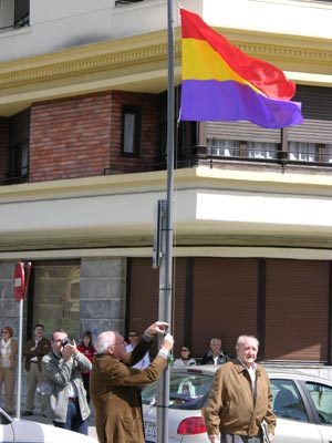 Marcelo Usabiaga izando la bandera republicana en Irun