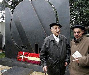 Deux republicains devant la sculpture de Basterretxea